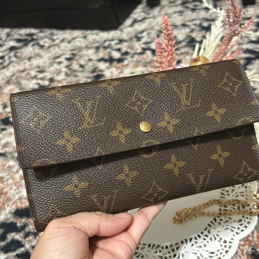 Authentic Louis Vuitton Mono Sarah Wallet. Serial code: TH1929